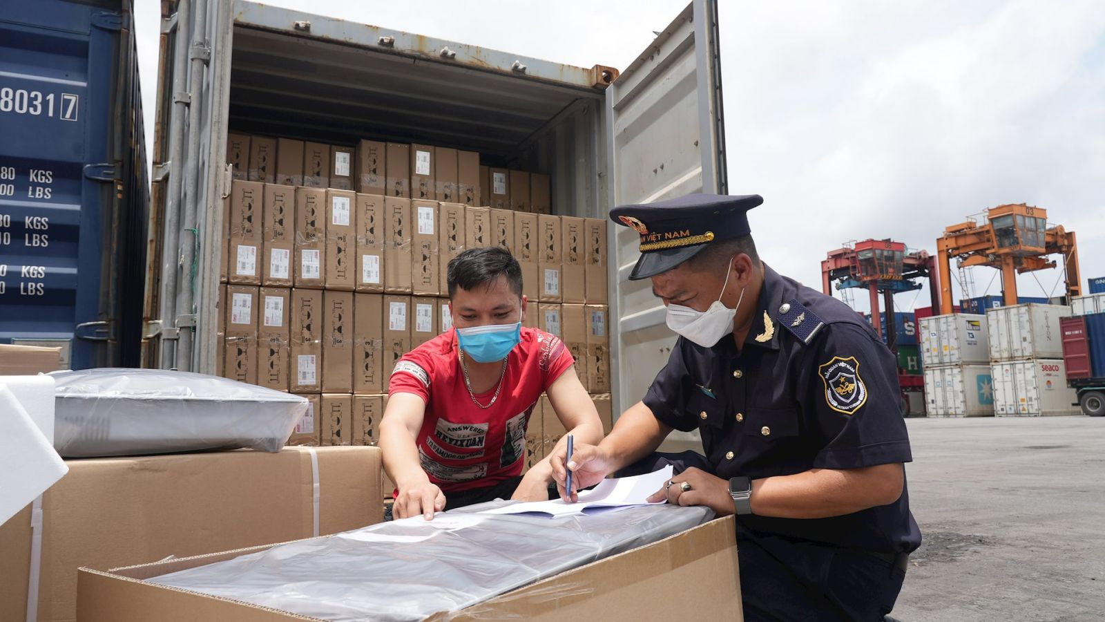 Hồ sơ nhập khẩu DNCX cần được chuẩn bị kỹ lưỡng và chính xác để thông quan thuận lợi