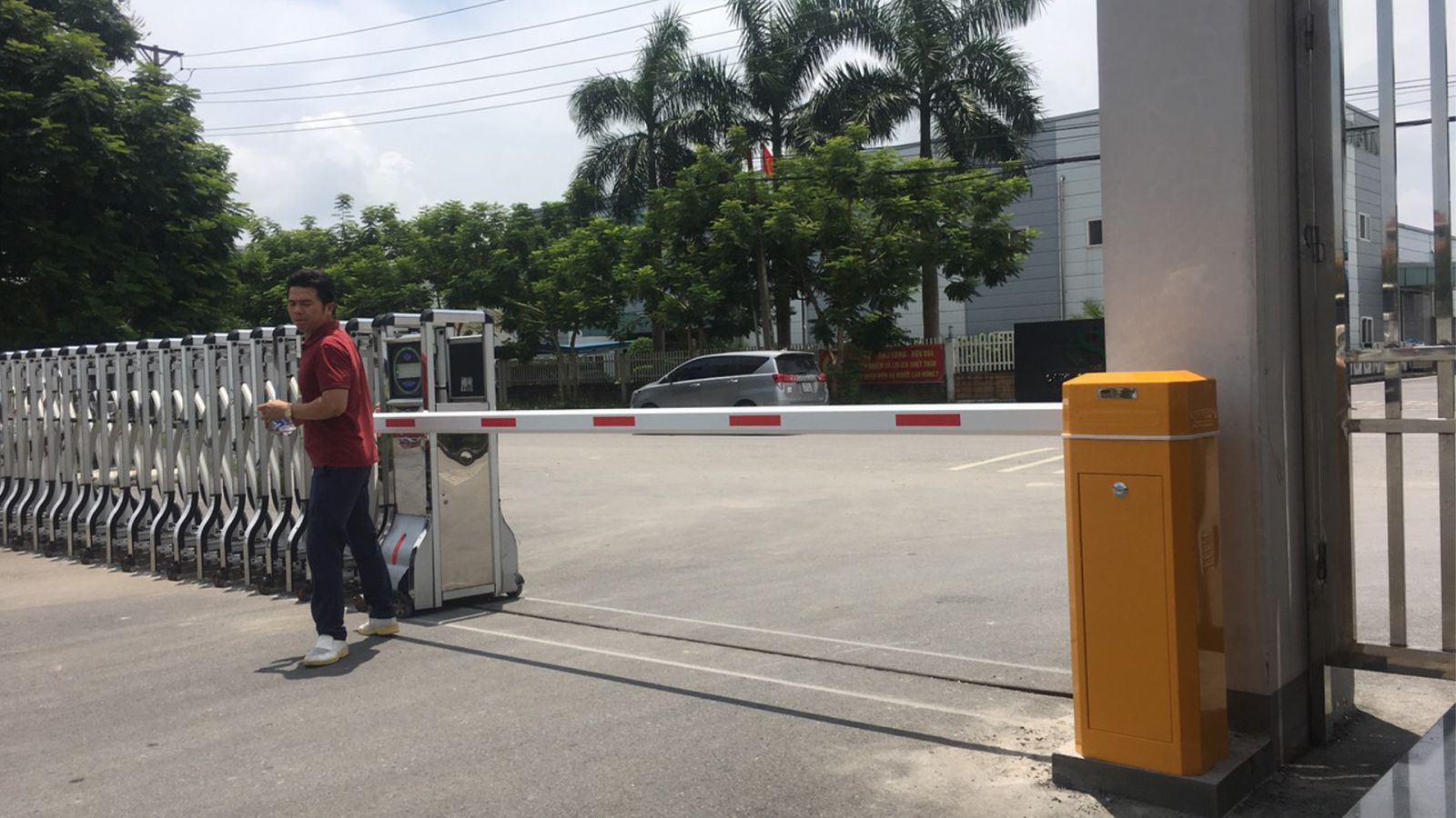 Nguyên lý vận hành chính của barie tự động là dựa trên hệ thống lò xo kéo