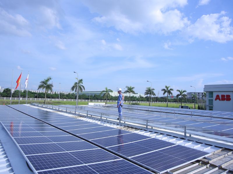 Lắp đặt pin LONGi Solar công nghệ pin mono hiệu suất cao