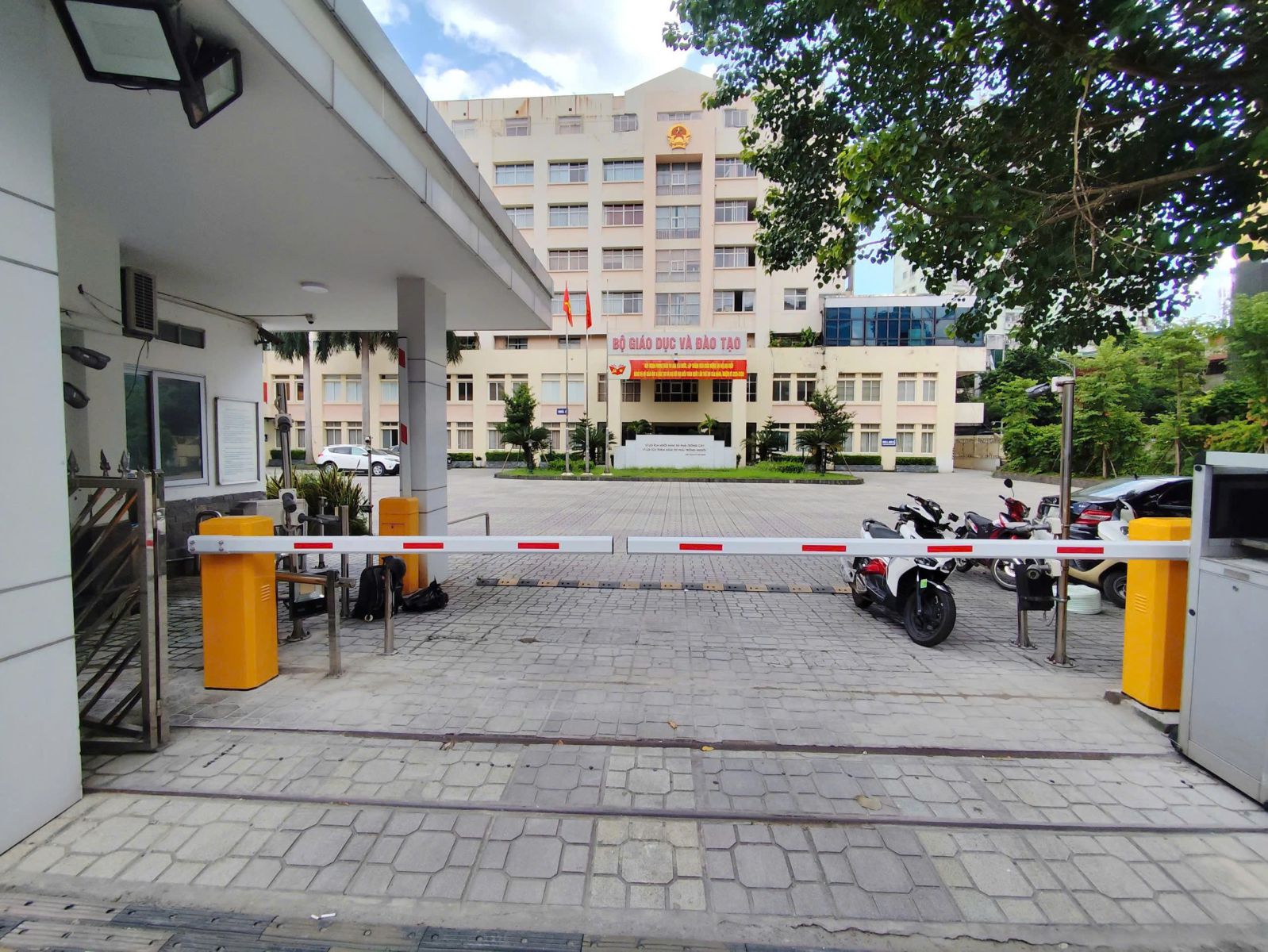 Hệ thống giữ xe thông minh do Nhật Thực triển khai tại Bộ Giáo Dục và Đào Tạo mang lại trải nghiệm quản lý phương tiện chuyên nghiệp và an toàn tuyệt đối