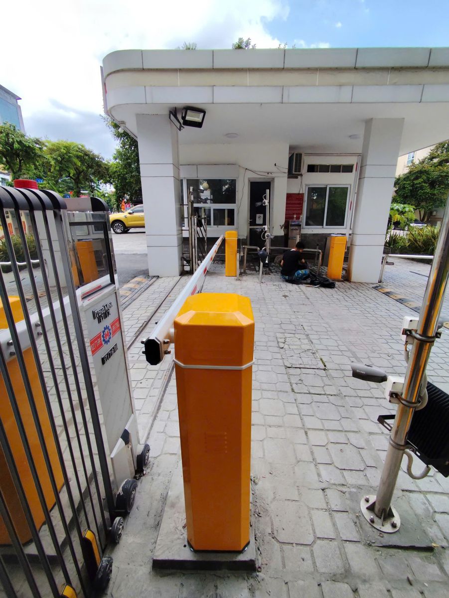 Cổng ra vào được thiết kế hiện đại với barie tự động và camera nhận diện biển số giúp việc kiểm soát phương tiện nhanh chóng và chính xác