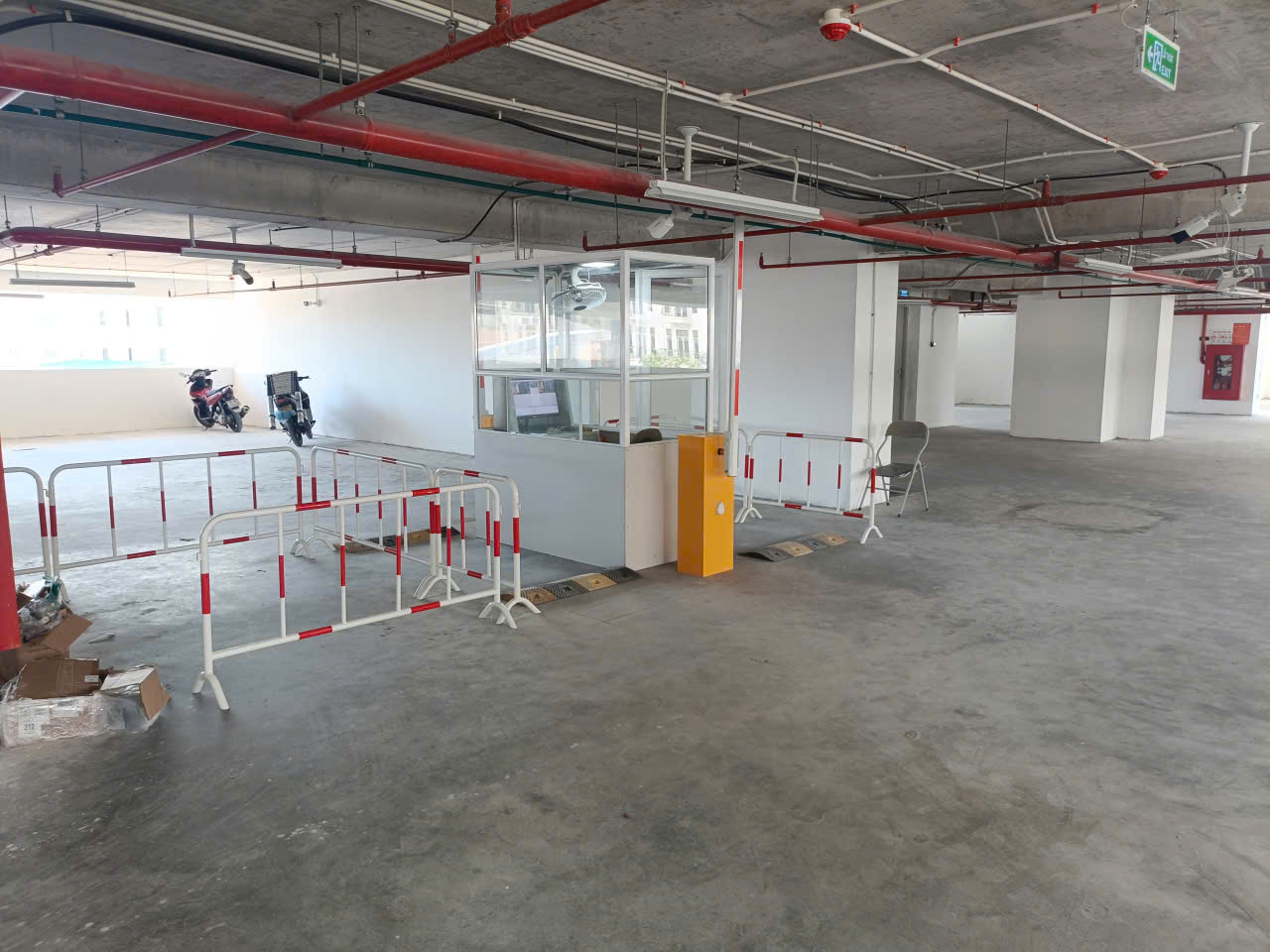 Tại Khu nhà ở xã hội CLOUD Hải Phòng hệ thống bãi xe thông minh giúp cư dân ra vào dễ dàng chỉ với thẻ từ hoặc nhận diện biển số tự động