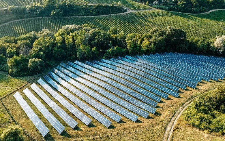 Việt Nam với pin mặt trời trên ruộng hoặc vùng ngoại ô