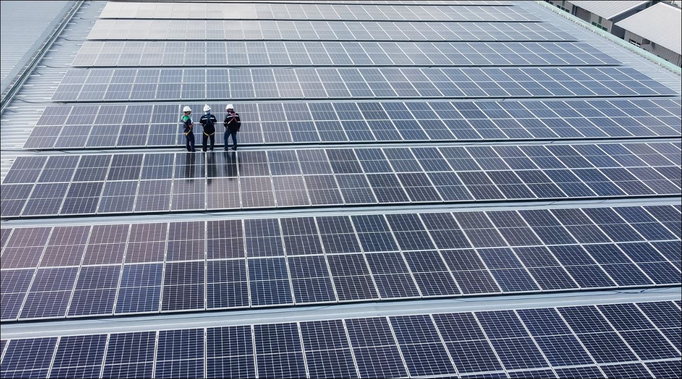 Toàn cảnh mái nhà xưởng phủ kín tấm pin, thể hiện quy mô triển khai lớn và khả năng khai thác hiệu quả năng lượng.