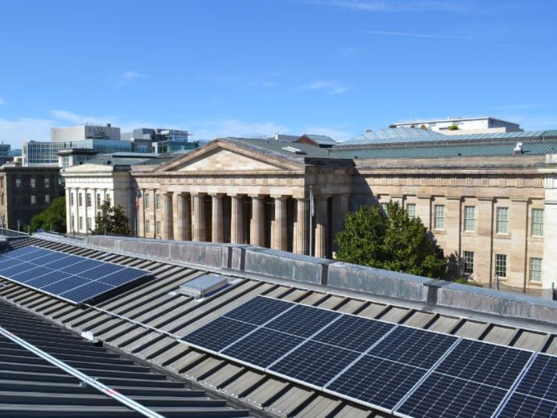 Năng lượng mặt trời cho resort với dàn pin trên mái khách sạn cao tầng