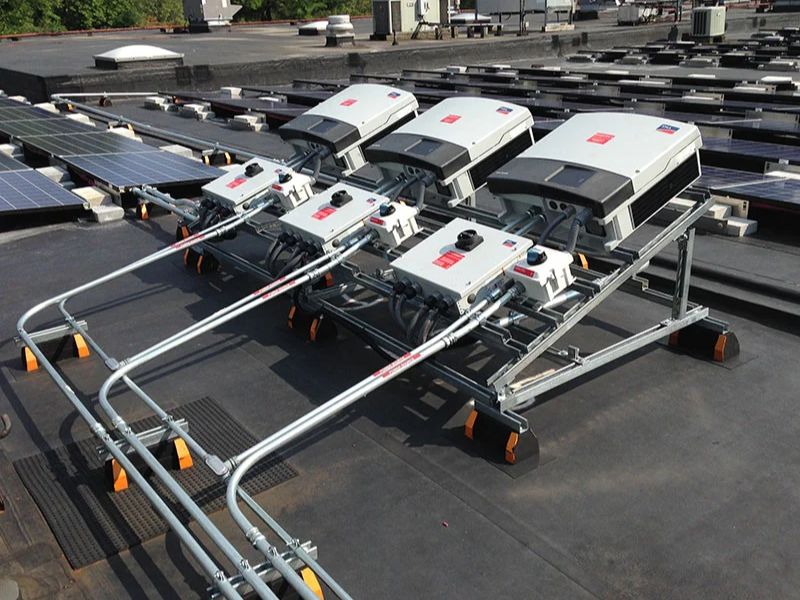 Inverter được gắn trực tiếp cạnh các tấm pin trên mái tối ưu diện tích