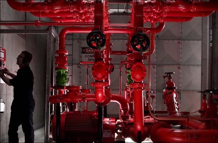 Công nhân thi công hệ thống PCCC tại Vinh