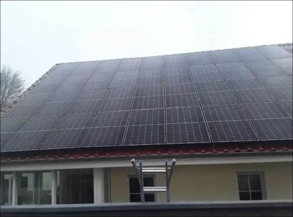 Toàn cảnh mái nhà xưởng phủ kín tấm pin, thể hiện quy mô triển khai lớn và khả năng khai thác hiệu quả năng lượng.