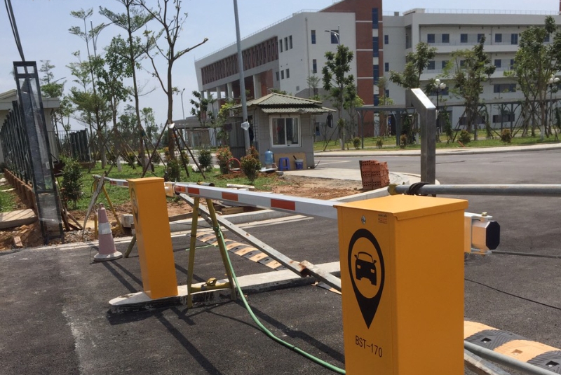 Các barrier trường học được trang bị cảm biến thông minh nâng hạ thanh chắn nhanh chóng, mượt mà
