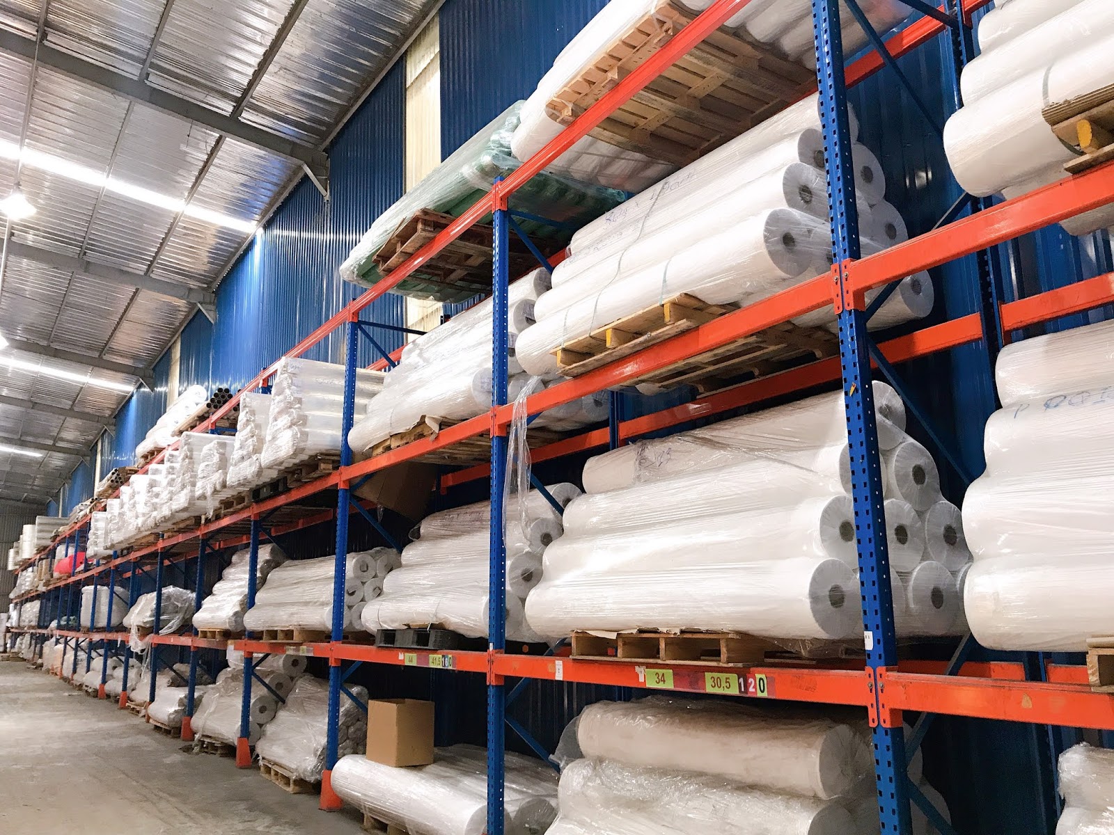 Thủ tục nhập khẩu nguyên liệu gia công: Quy trình chặt chẽ để đảm bảo kiểm soát và áp dụng chính sách miễn thuế cho DNCX.