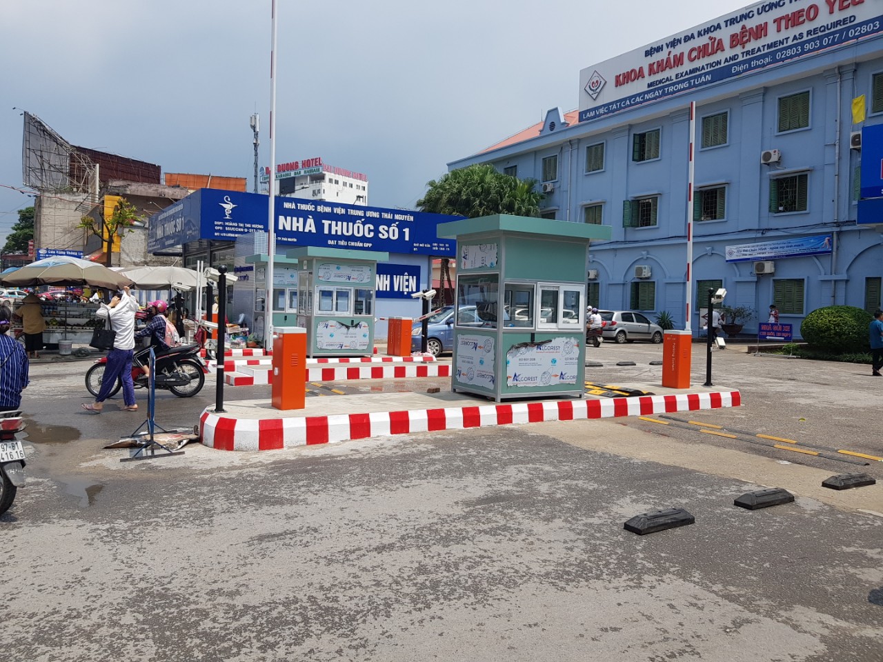 Barie cần thẳng thường được lắp ở cổng chính hoặc vị trí không bị giới hạn không gian