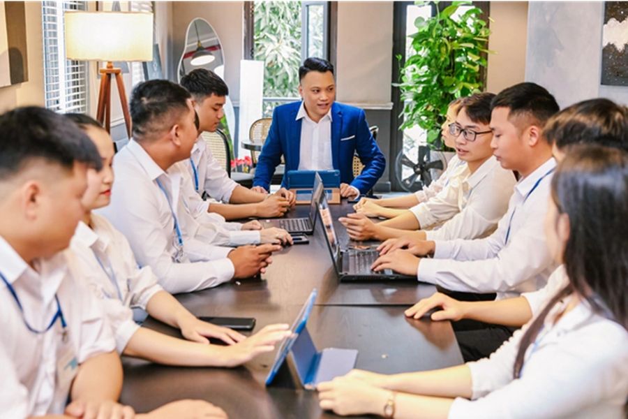 Đội ngũ nhân sự Nhật Thực luôn nổ lực tối ưu dịch vụ chuyển đổi doanh nghiệp thường sang chế xuất