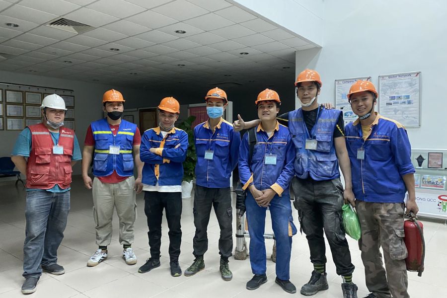 Kỹ thuật viên Nhật Thực tháo dỡ và đóng gói hệ thống camera an ninh