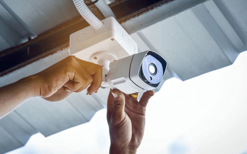 Kỹ thuật viên Nhật Thực đang đo kiểm và sửa chữa hệ thống camera giám sát tại tủ kỹ thuật.