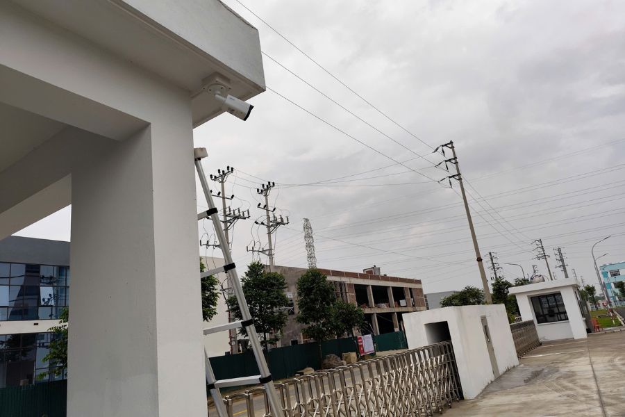 Camera giám sát lắp tại cổng ra vào của khu vực kho hàng DNCX