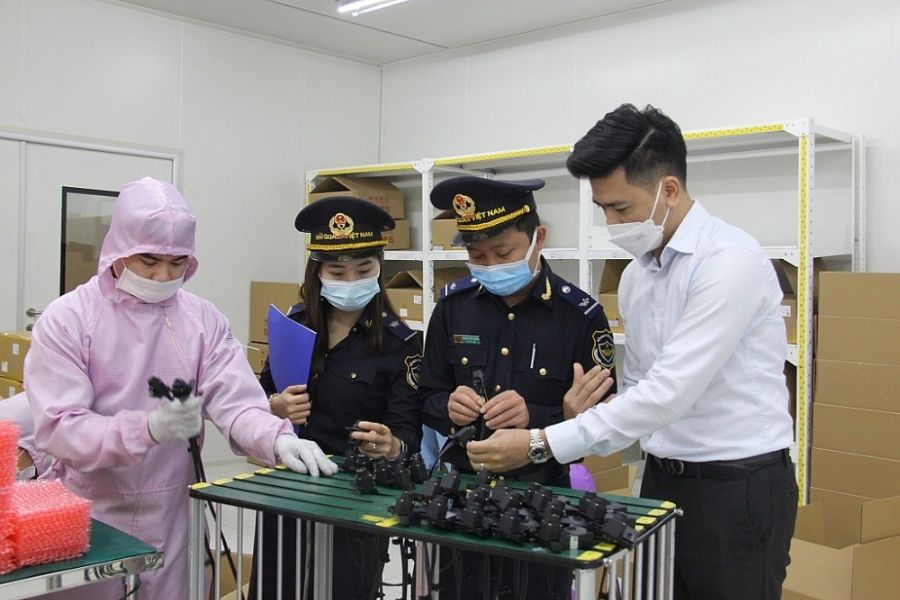 Cán bộ hải quan kiểm tra thực tế tại cơ sở sản xuất và hệ thống camera của doanh nghiệp