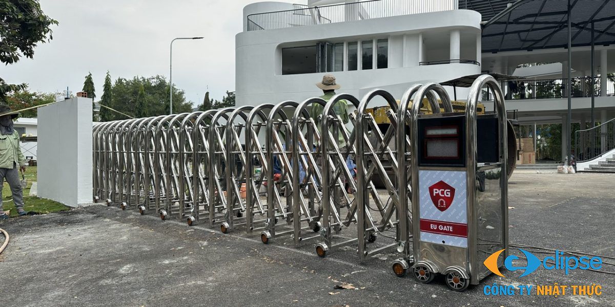 Cổng xếp Inox P-002