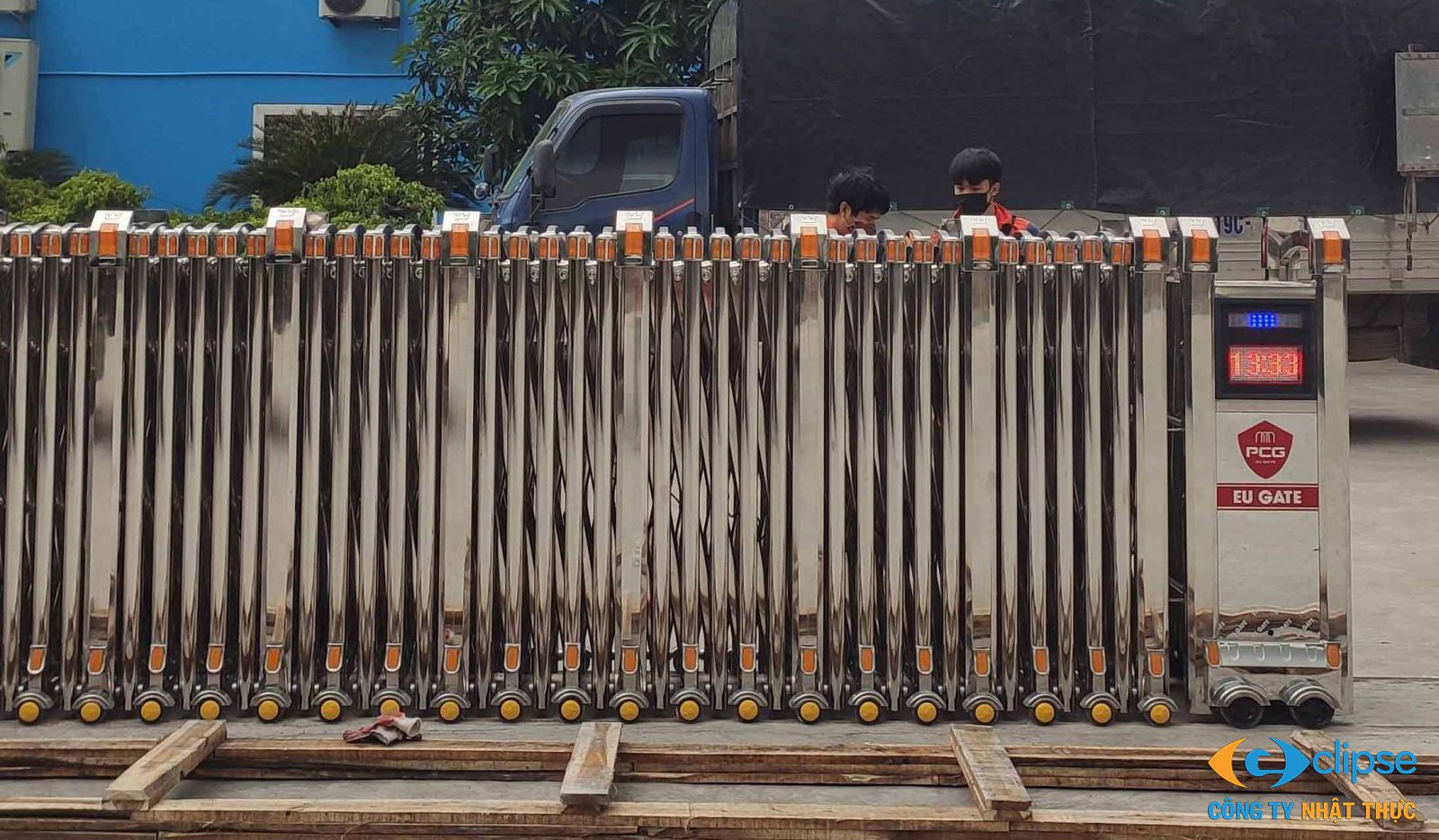 Cổng xếp inox P-023