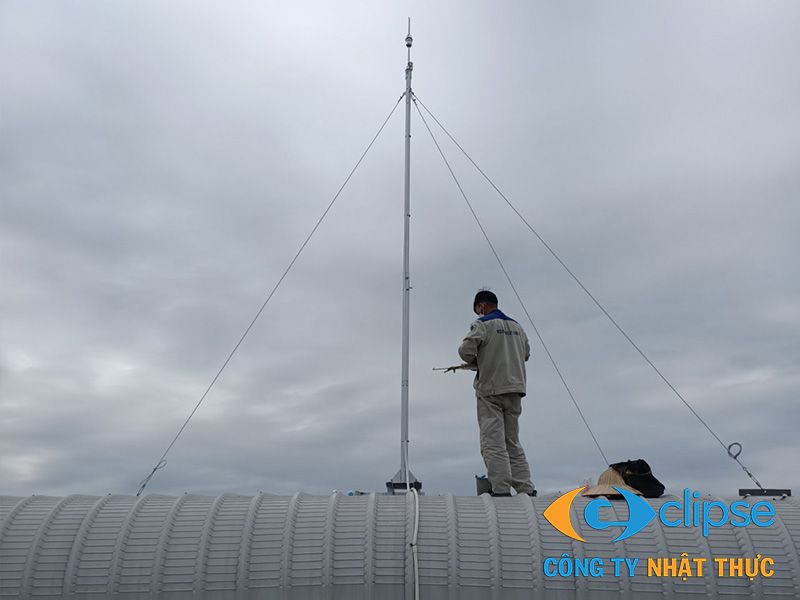 Cận cảnh lắp kim thu sét trên nóc nhà xưởng Lego