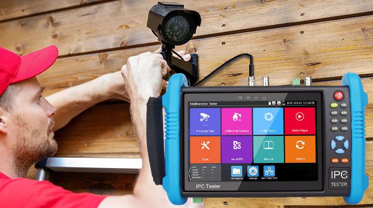 Kỹ thuật viên đang cắm trực tiếp một camera analog vào máy test camera mini để kiểm tra tín hiệu.