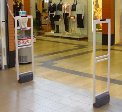 Shop thời trang nên sử dụng cổng từ an ninh như thế nào?