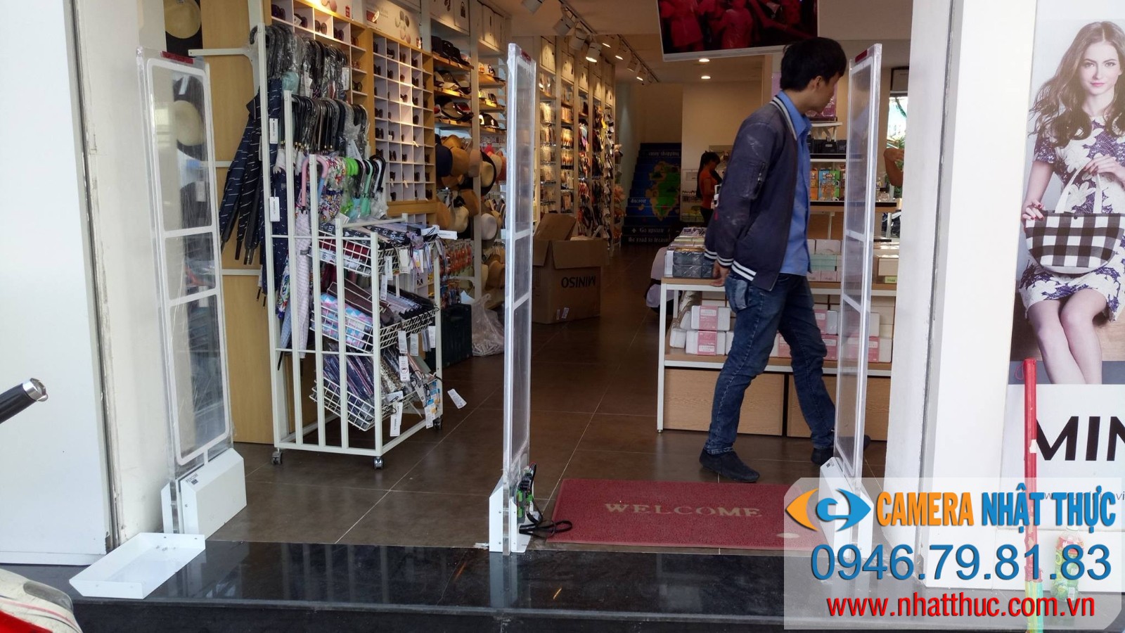 Lắp đặt cổng từ chống trộm và camera quan sát cho shop thời trang