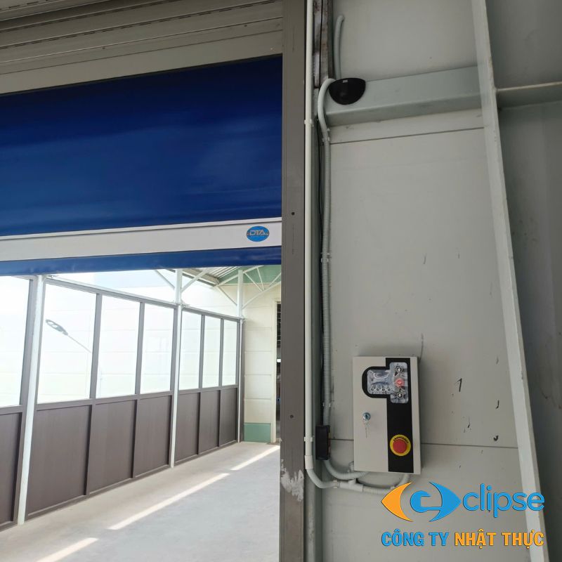 Kích thước ô cửa và cấu hình motor tác động trực tiếp đến báo giá cửa cuốn