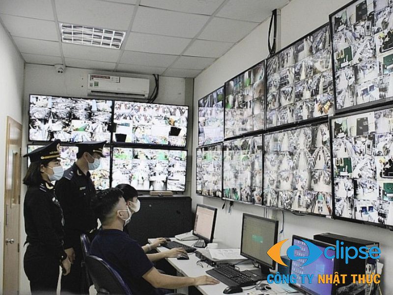 Chuyên viên công nghệ thông tin theo dõi cảnh báo sự cố an ninh mạng tại phòng máy chủ