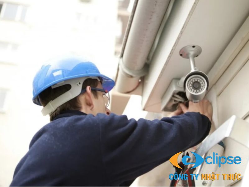Kỹ sư kiểm tra toàn bộ hệ thống trước ngày thẩm định