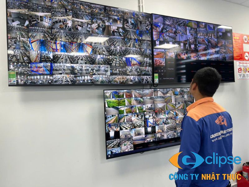 Kỹ thuật viên rà soát checklist QCVN 11 2026 camera IP trước khi thi công