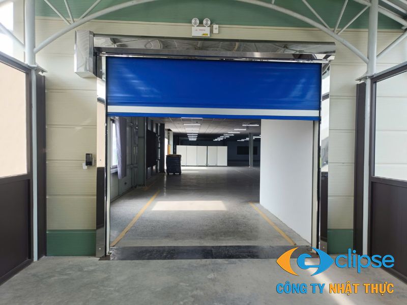 Cửa cuốn nhanh sử dụng động cơ và bộ điều khiển chuyên dụng