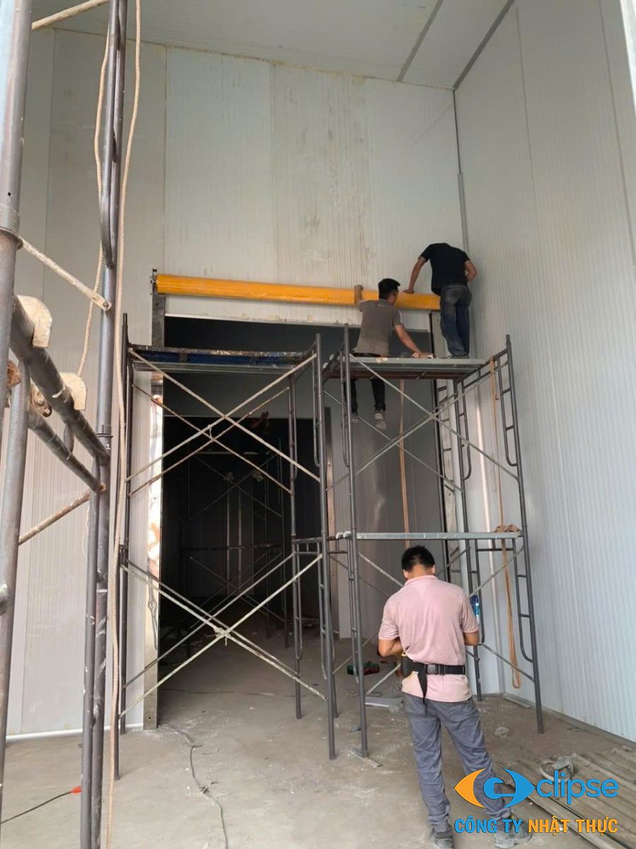 Kỹ thuật viên đang tiến hành lắp đặt cửa cuốn nhanh