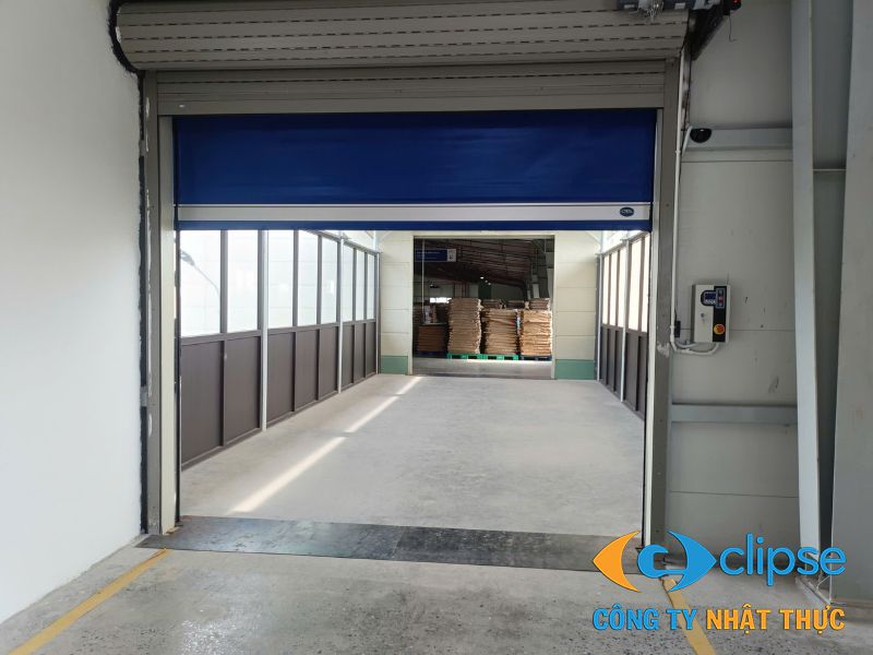 Cửa cuốn nhanh PVC giúp ngăn bụi bẩn và thoát nhiệt