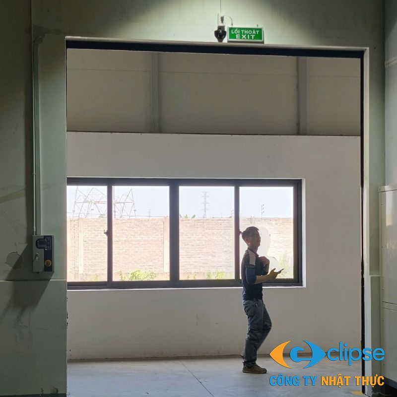 Kỹ thuật viên Nhật Thực kiểm tra cửa cuốn nhanh trước khi bàn giao công trình