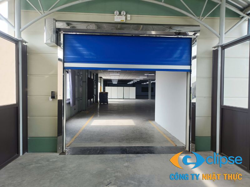 Cửa cuốn nhanh Hàn Quốc tự động đóng mở mượt mà khi xe nâng di chuyển qua lại