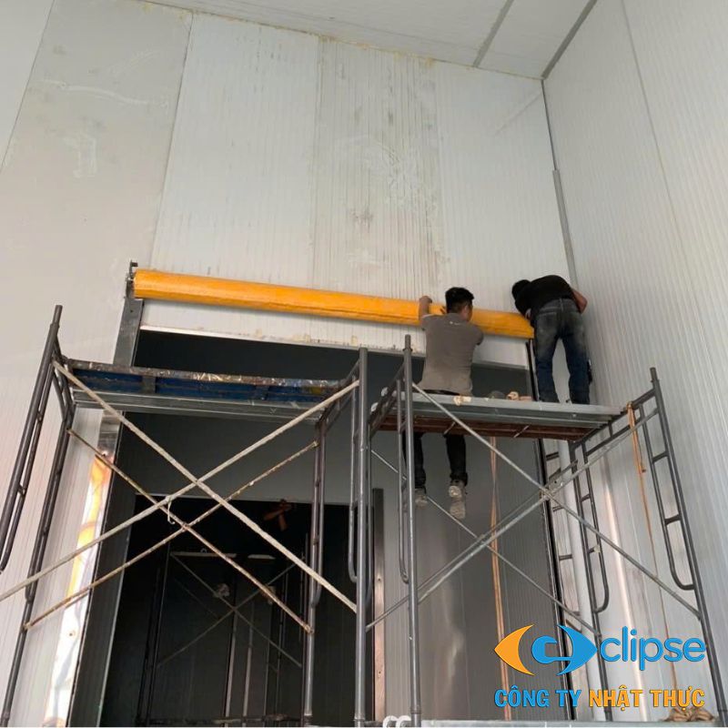 Kỹ thuật viên kiểm tra kích thước trước khi lắp đặt cửa