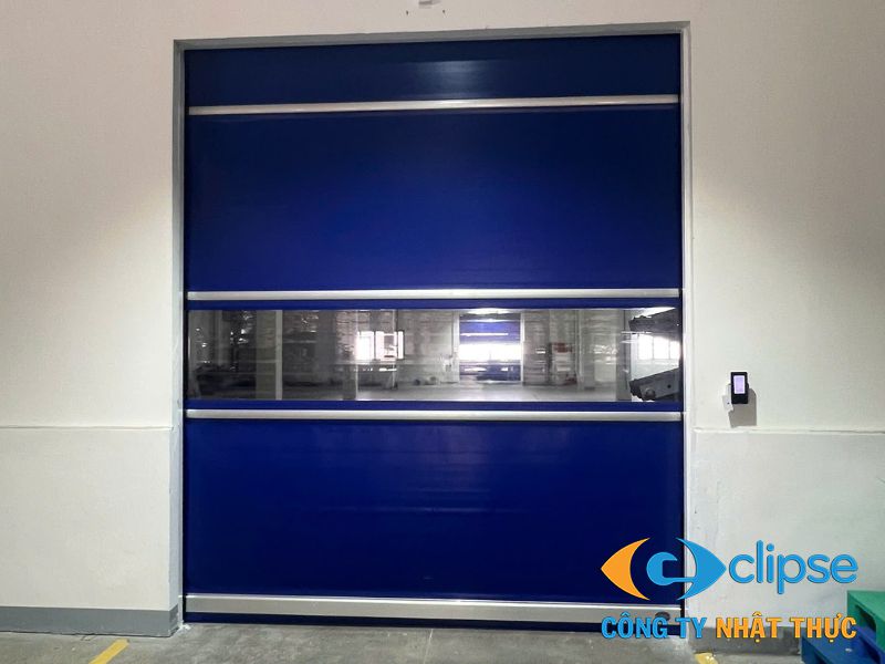 Cửa cuốn nhanh PVC giúp kiểm soát lối ra vào tại khu vực sản xuất