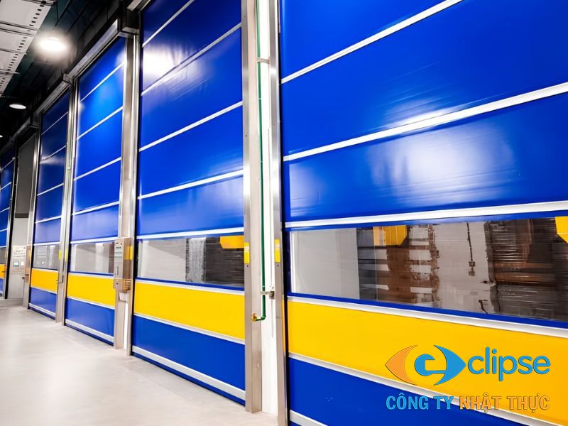 Cửa cuốn PVC đóng mở nhanh phù hợp với nhà xưởng có lưu lượng xe nâng cao