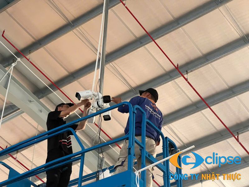 Nhân viên kỹ thuật hoàn thiện lắp đặt hệ thống kiểm soát an ninh cho DNCX
