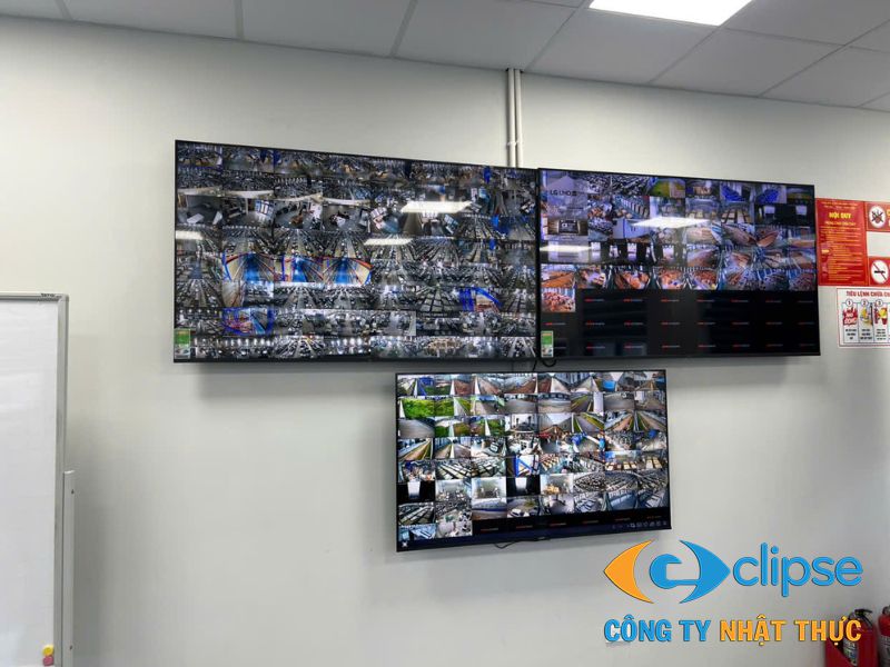Màn hình theo dõi hình ảnh từ hệ thống camera hải quan tại DNXC