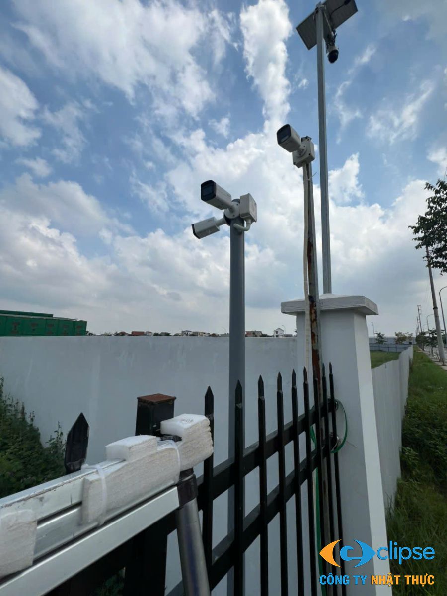 Camera lắp đặt tại cổng giúp ghi nhận rõ biển số xe vận tải