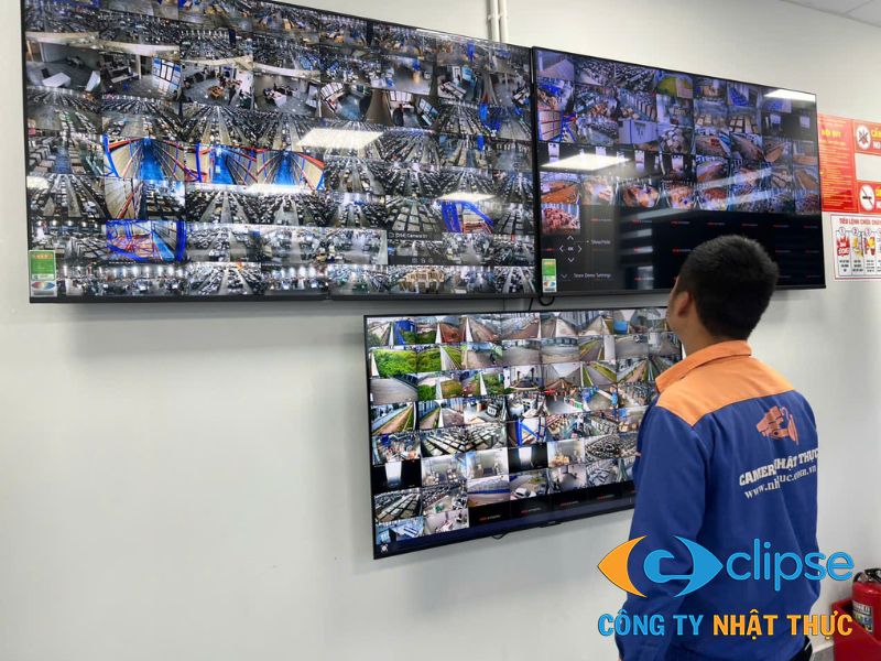 Kỹ sư tiến hành điều chỉnh camera giám sát tại nhà máy