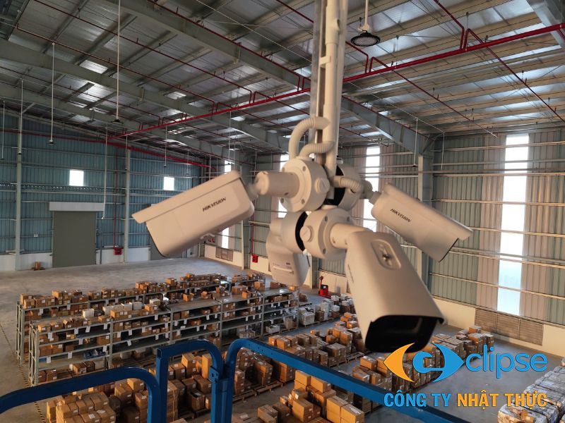 Kỹ thuật viên Nhật Thực lắp đặt hệ thống thiết bị giám sát chuyên nghiệp