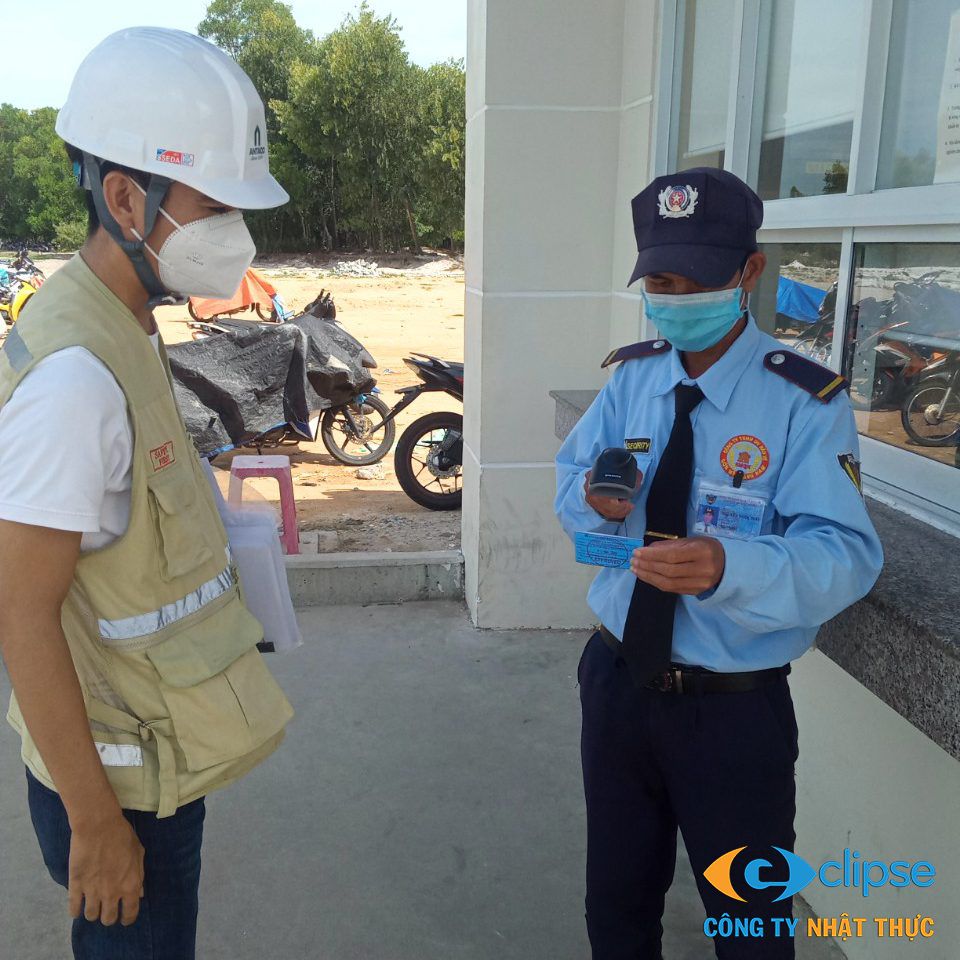 Nhân viên an ninh kiểm tra hàng hóa ra vào trong thời gian chờ sửa camera