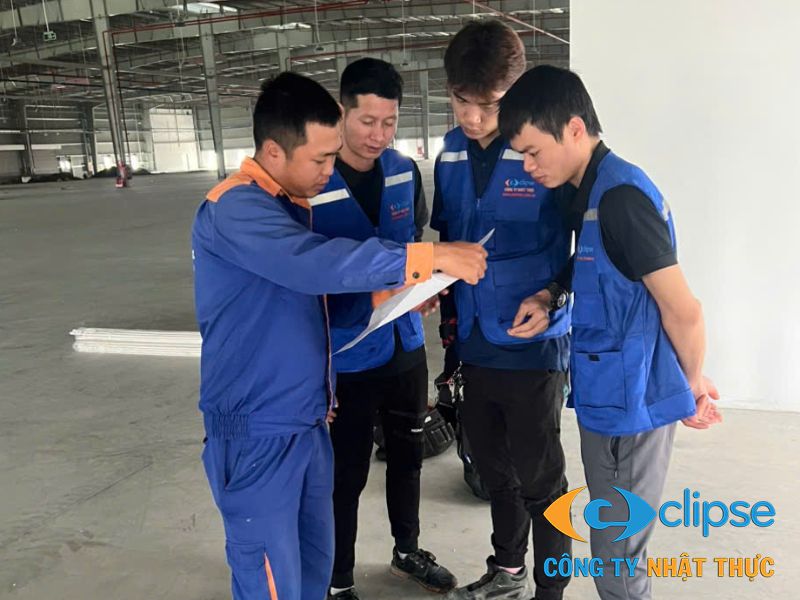 Kỹ thuật viên đang kiểm tra tổng thể hệ thống camera