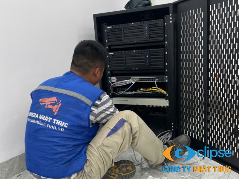 Nhân viên bảo trì kiểm tra định kỳ tủ rack điều khiển hệ thống camera nhà xưởng
