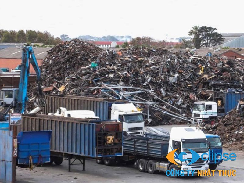 Xe tải đang vận chuyển phế liệu đã hoàn thành thủ tục ra khỏi khu chế xuất
