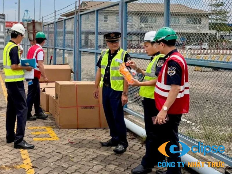 Cán bộ hải quan trực tiếp rà soát hệ thống tường rào và cổng kiểm soát của nhà máy