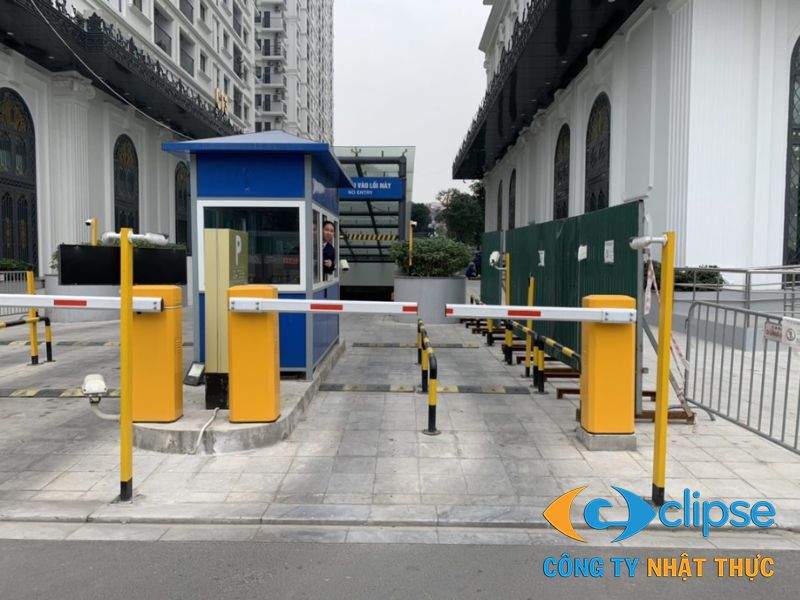Nhân viên bảo vệ quét mã vạch nhận diện phương tiện vận chuyển trước khi mở barrier