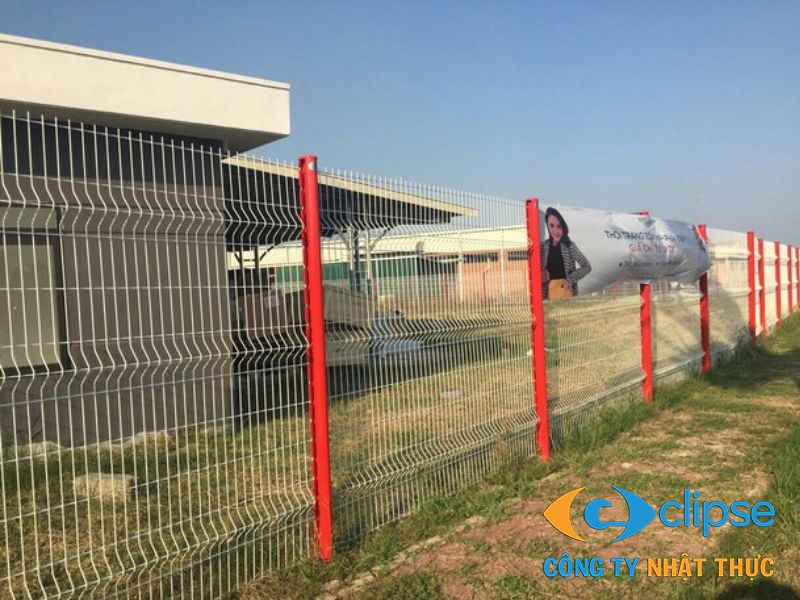 Hệ thống tường rào kiên cố xung quanh kho bãi giúp đảm bảo an toàn cho hàng hóa